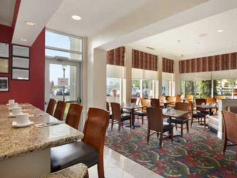 Hilton Garden Inn West Едмънтън Екстериор снимка