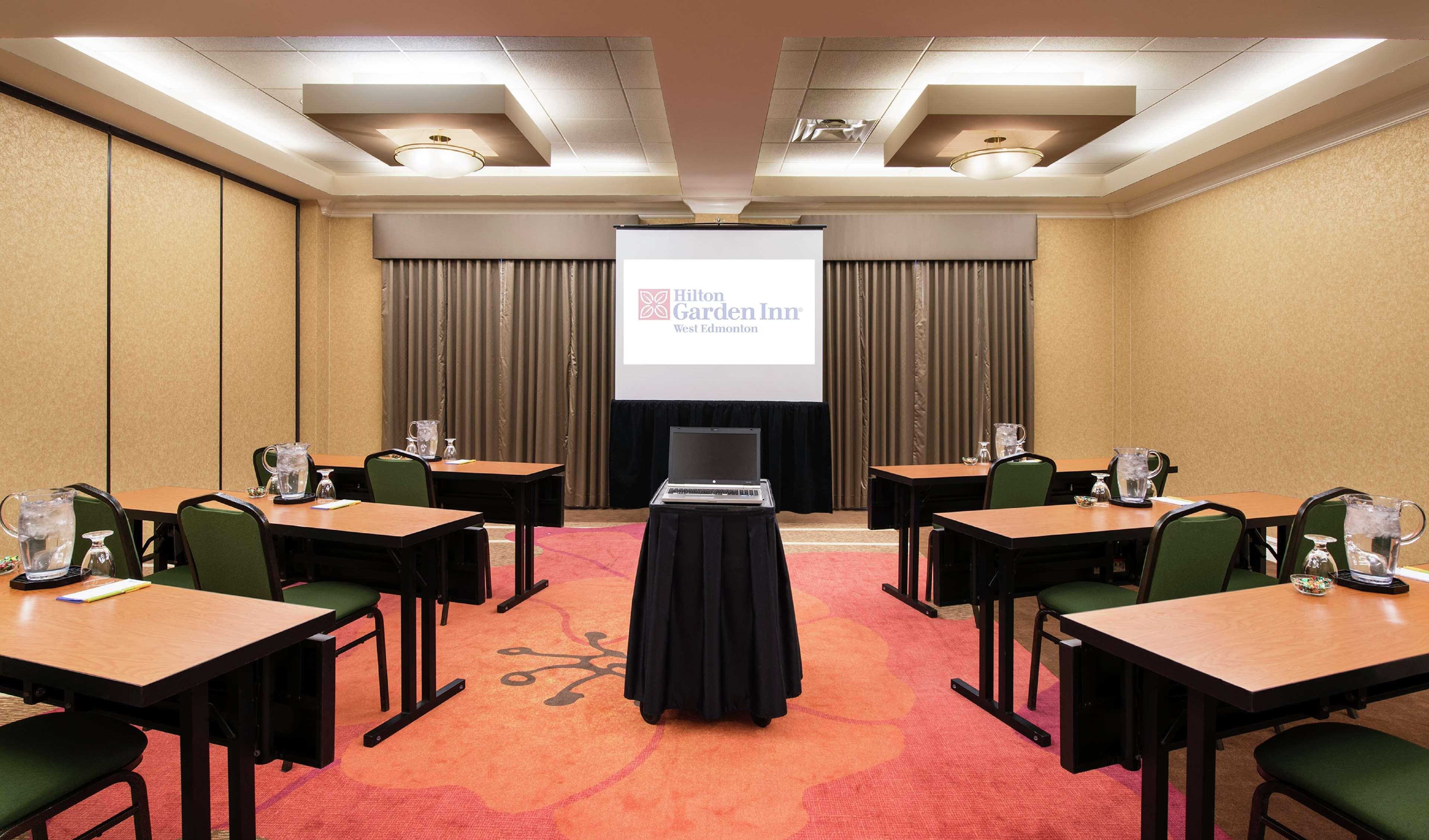 Hilton Garden Inn West Едмънтън Екстериор снимка
