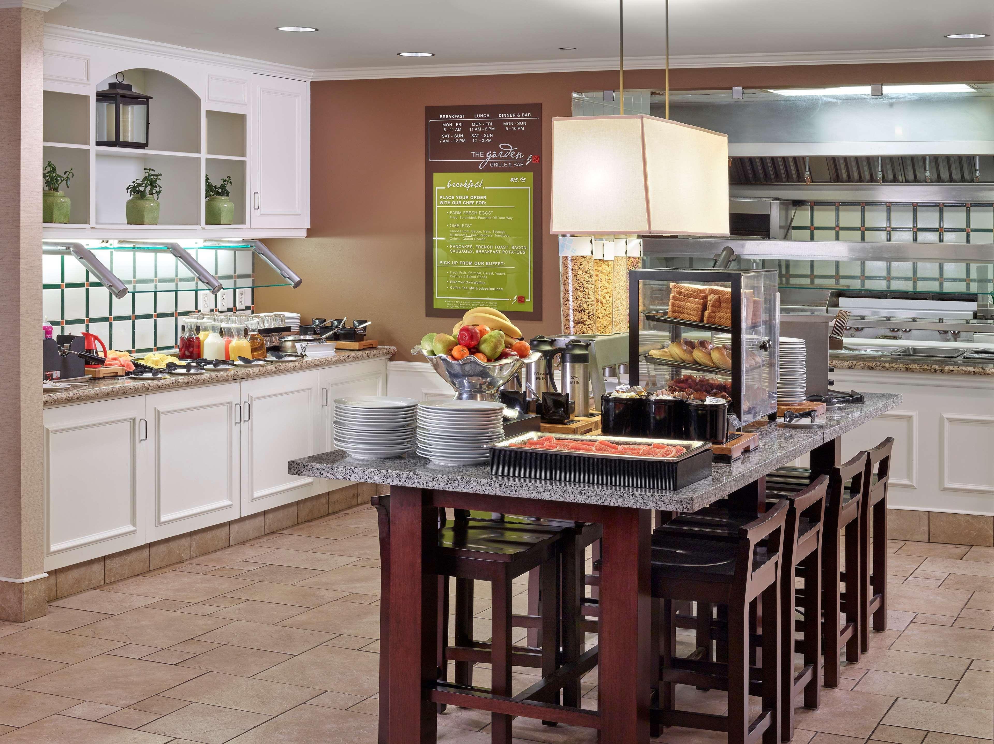Hilton Garden Inn West Едмънтън Екстериор снимка