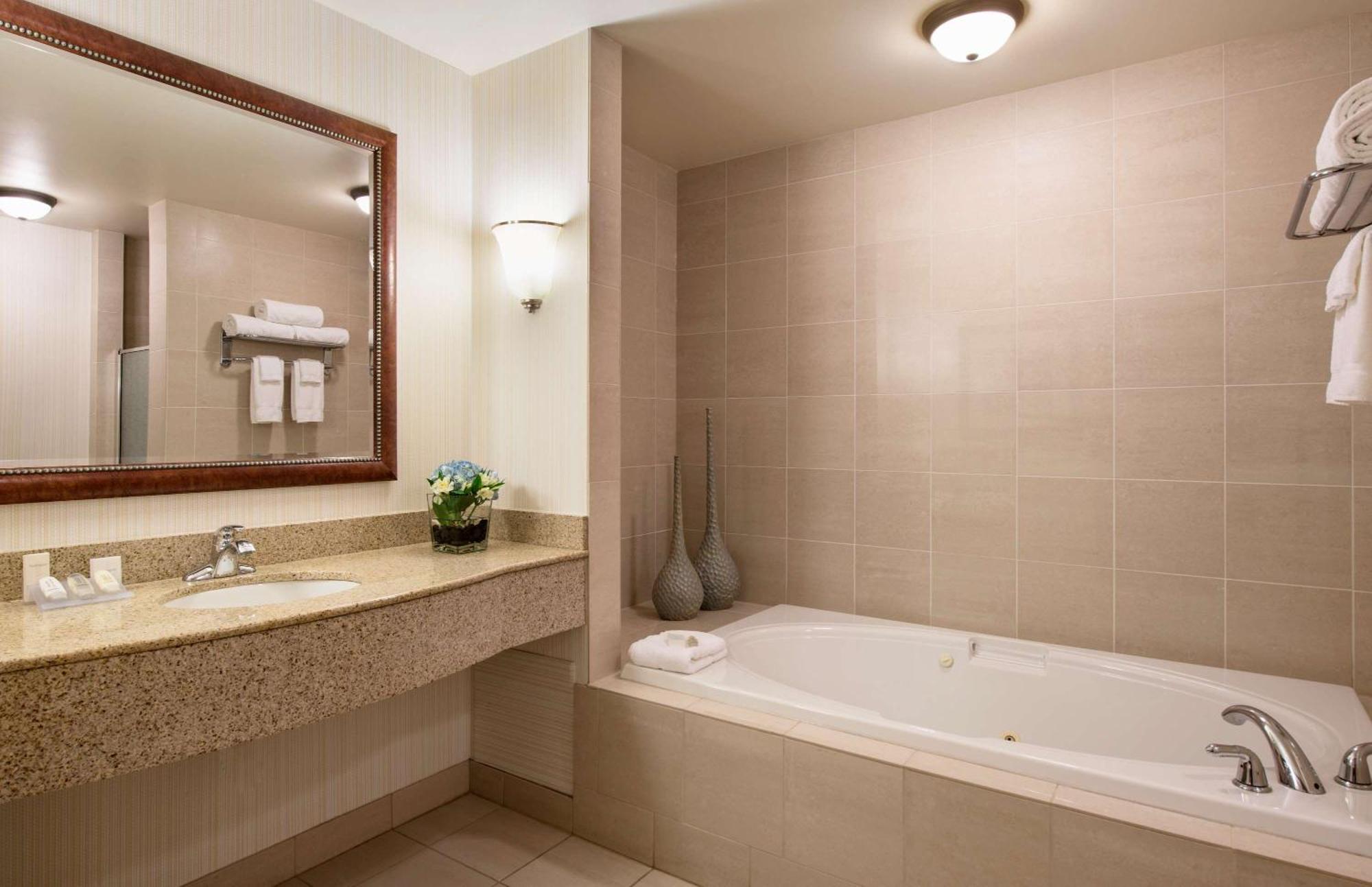 Hilton Garden Inn West Едмънтън Екстериор снимка