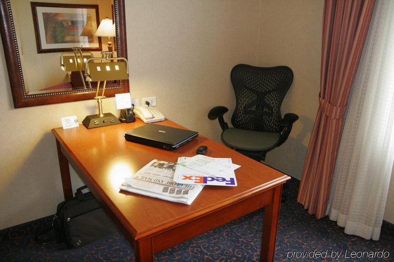 Hilton Garden Inn West Едмънтън Стая снимка