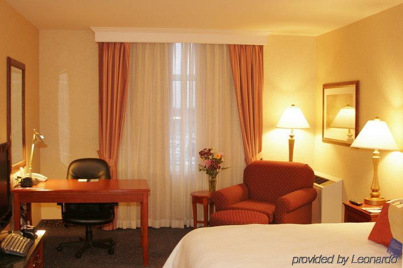 Hilton Garden Inn West Едмънтън Стая снимка